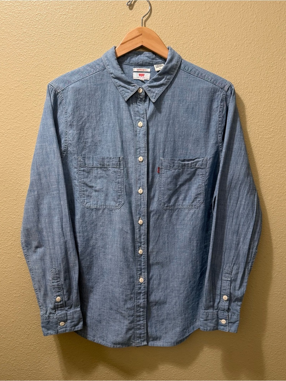 Women’s Large Levi’s Light Blue Boyfriend Fit Long Sleeve Button Up Shirt